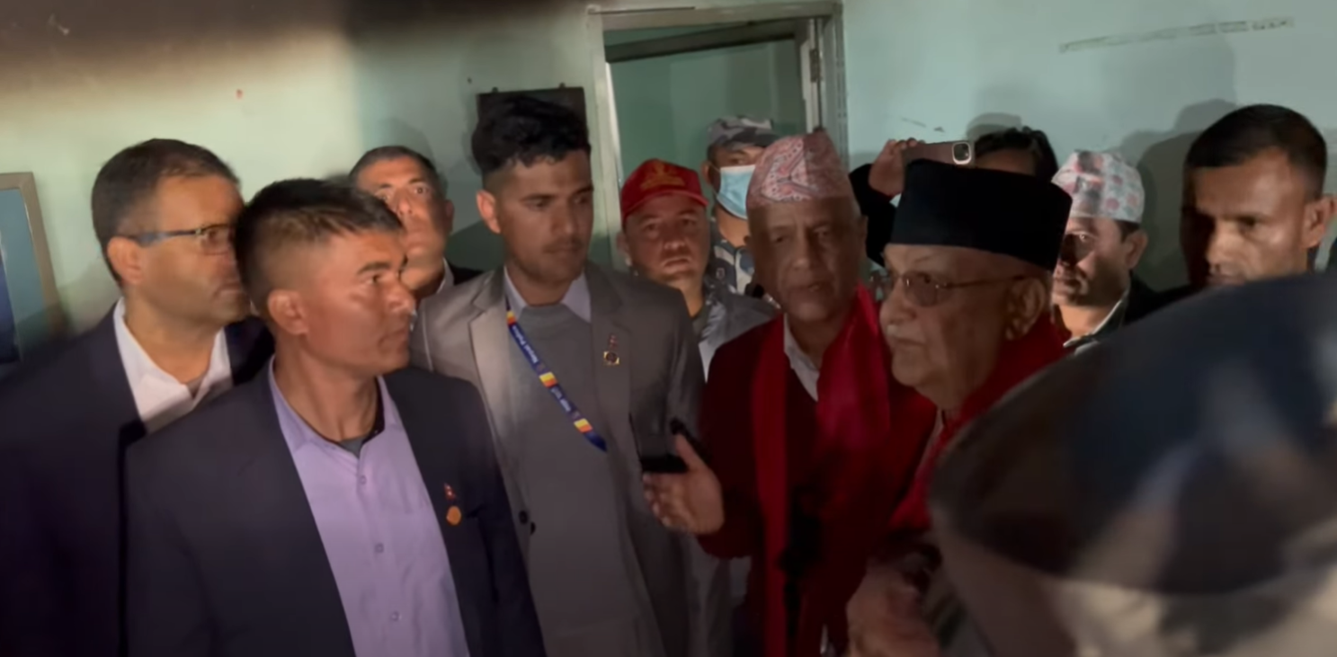 जेनजी आन्दोलनका नाममा झापामा जलाइएका संरचनाको अवलोकनमा अध्यक्ष ओली