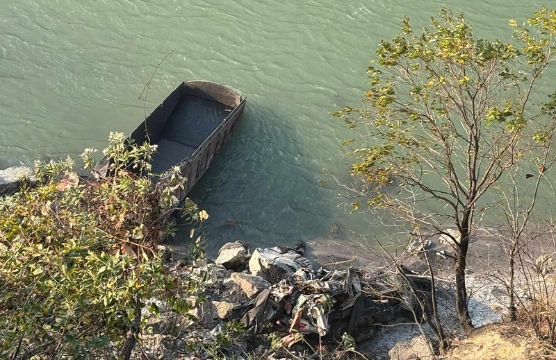 त्रिशूलीमा ट्रक खस्दा चालकको ज्यान गयो, सहचालक घाइते