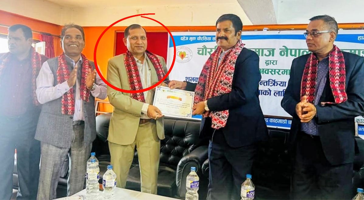 सांसद रामाकान्त चौरसिया भ्रष्टाचार मुद्दाका प्रतिवादी सुरेन्द्र चौरसियासँग देखिँदा विवाद