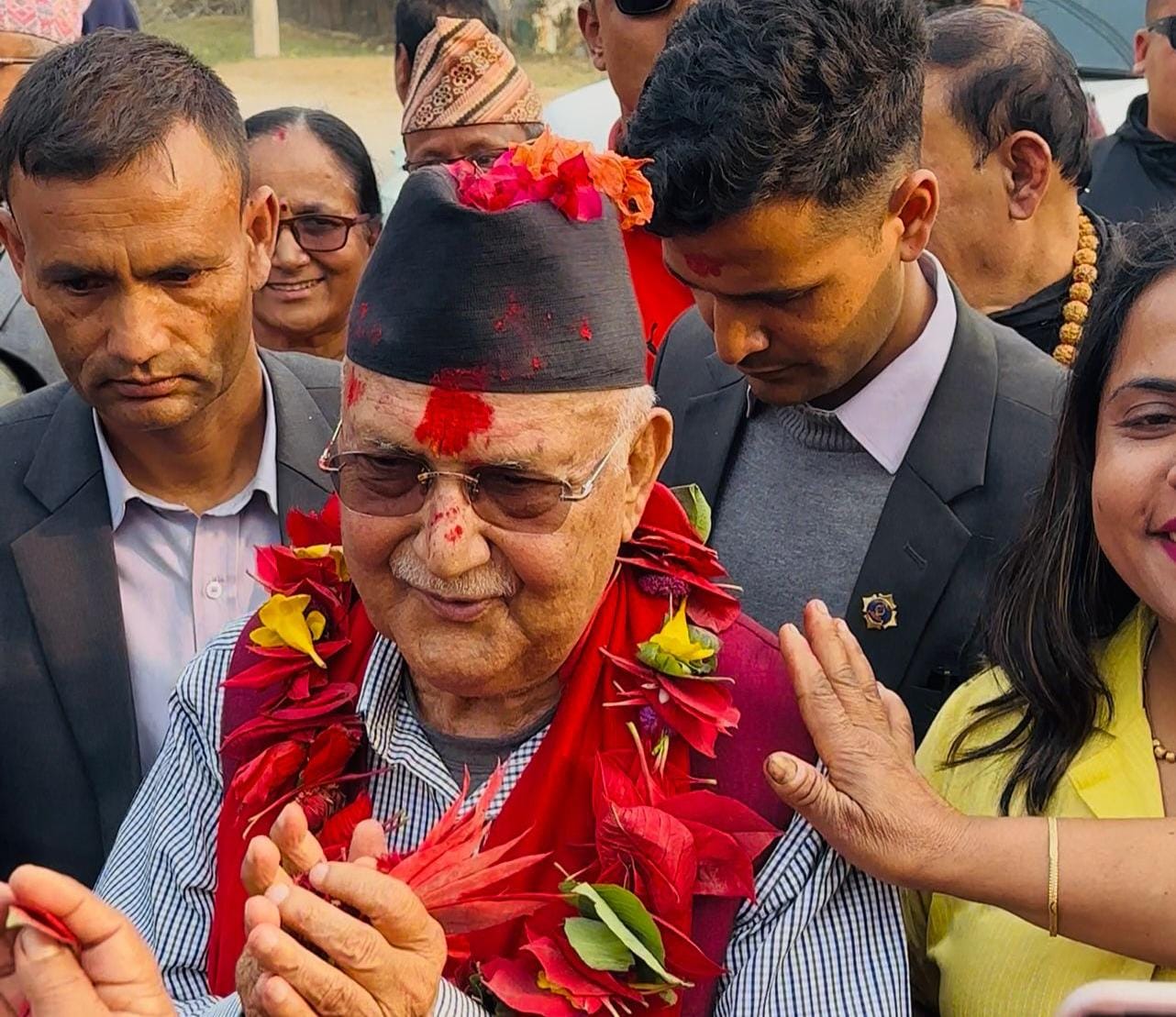 एमाले अध्यक्ष ओलीलाई भूमिहीनको आग्रहः फेरि जितेर धनीपुर्जा दिलाइदिनुहोस्