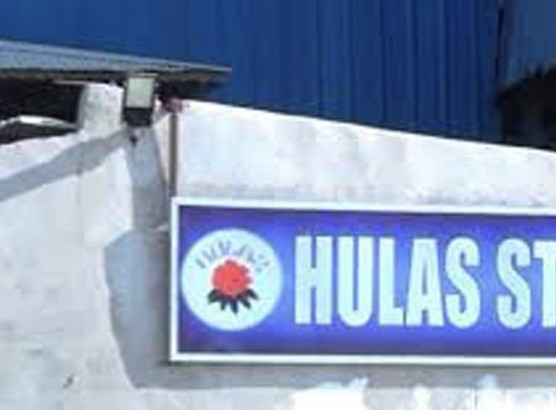 स्थानियद्वारा ऐलानी जमीन अतिक्रमण गरेको भन्दै हुलास स्टिलको काम रोका।