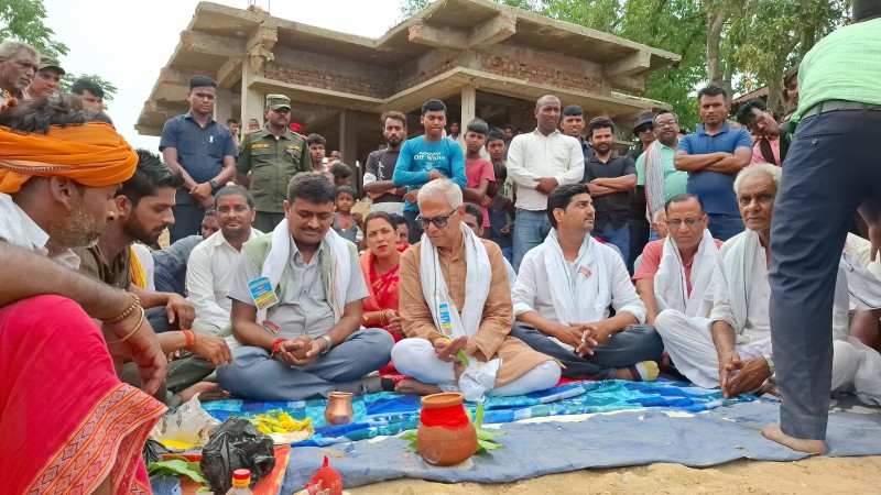 २५ लाखमा निर्माण हुने सडक ढलानको मन्त्री जैसवालले गरे शिलन्यास 