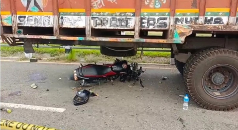 वीरगन्ज: बिग्रिएर सडकमा राेकेकाे ट्रकमा माेटरसाइकल ठाेक्किदा २ युवककाे मृत्यु