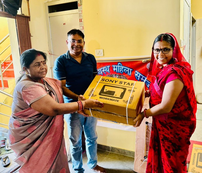 कर्ण कायस्थ महिला समाज द्वारा विपन्नलाई सिलाई मशिन प्रदान 