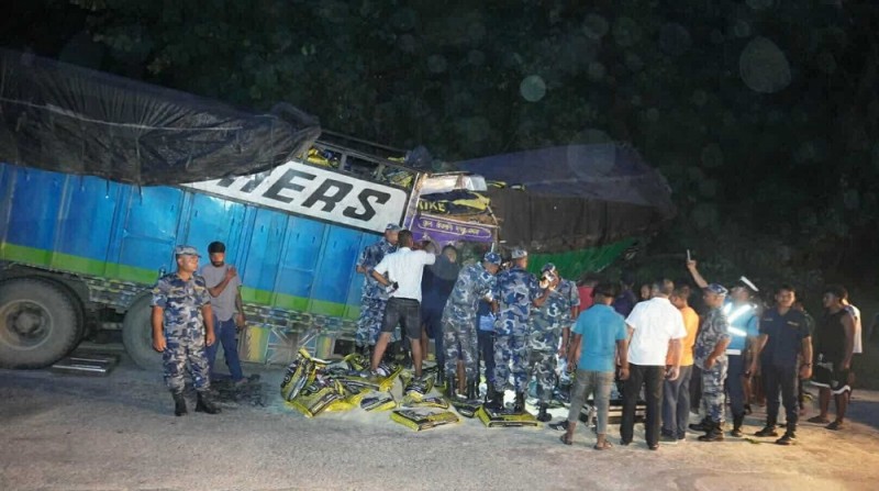 दुई वटा ट्रक ठोक्किएर घाइते चालकको तीन घण्टापछि उद्धार