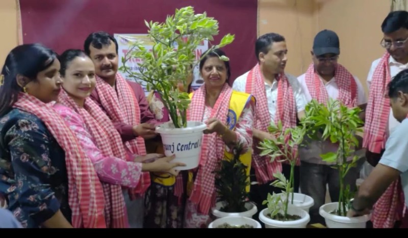 "हरियालीका लागि लायन्स क्लबको योगदान : पत्रकार महासंघलाई २० थान गमला हस्तान्तरण"