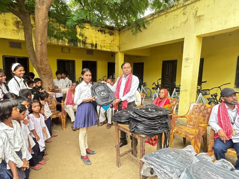 ताराचन्द किसनलाल विद्यालयमा विद्यार्थीहरूलाई झोला वितरण