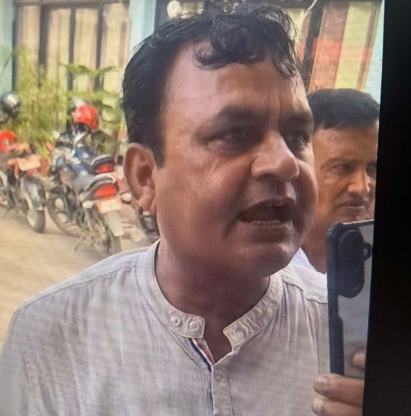 रक्सीको झोकमा मातिएका स्वास्थ्य अधिकृत जयमोद ठाकुरले गरे पत्रकारसँग दुर्व्यवहार, पर्सा प्रहरीमा जाहेरी दर्ता