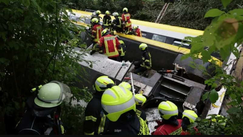 जर्मनीमा रेल दुर्घटना : तीनको मृत्यु, कैयौं घाइते