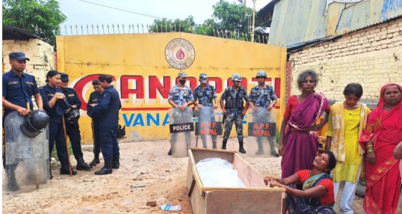 सिर्सिया नदी प्रदुषित गर्ने उद्योगको लापरवाहीले एक बालकको मृत्यु,उद्योग अगाडि शव राखेर प्रदर्शन
