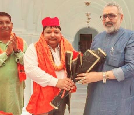 पूर्व मन्त्री वीरेन्द्र प्रसाद सिंह र भाजपा नेता केन्द्रिय मन्त्री गिरिराज सिंह बीच भेटघाट 