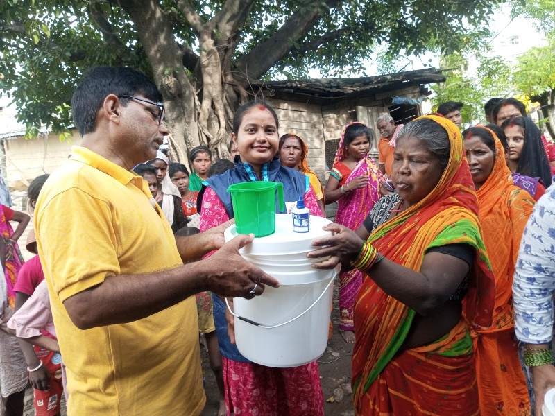 "मेरो पानी मेरो बानी" अभियान अन्तर्गत वीरगञ्जमा खडेरी प्रभावितलाई राहत सामग्री वितरण