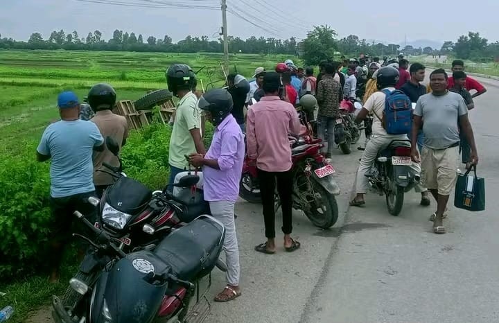 सिरहा कमला नदीको उतराहिनी बोलबम यात्रा जाँदै गरेको ट्याक्टर दुर्घटना, कर्जन्हा–१० मा पल्टिँदा केही यात्रु घाइते