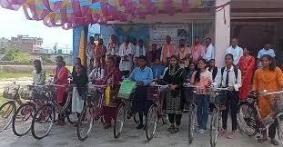 एसइई उत्तीर्ण छात्रालाई साइकल उपहार