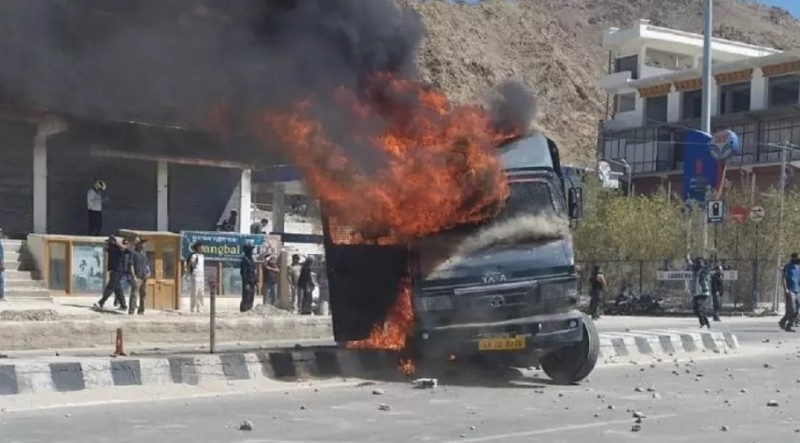 भारतमा भड्कियो नेपालजस्तै विध्वंसात्मक आन्दोलन, भाजपाको कार्यालय र प्रहरीको गाडीमा आगजनी