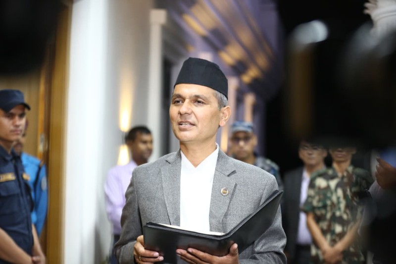 गृहमन्त्रीको चेतावनी– नेताहरूको पासपोर्ट रोक्का मात्रै होइन, पक्राउ गर्नुपर्ने पनि हुन सक्छ