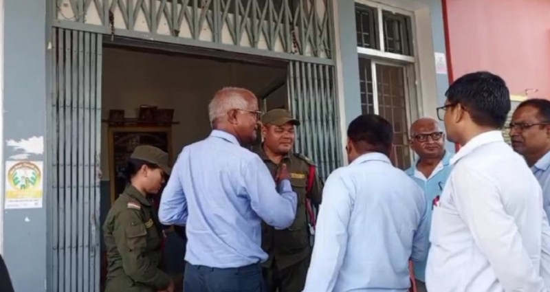 तलब माग्दै सप्तरीको खडक नगरपालिकामा तालाबन्दी, पठनपाठन ठप्प