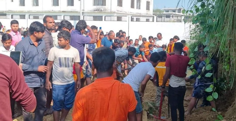 माटो खन्ने क्रममा माटोको ढिस्को खस्दा दर्जनौं व्यक्ति घाइते, एक जनाको मृत्यु