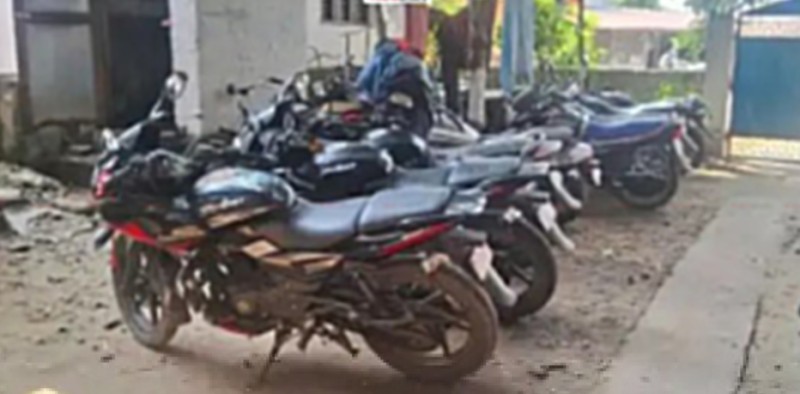पर्सागढीमा जुवातास खेलेका जुवाडेहरू भाग्न सफल, ८ वटा मोटरसाइकल मात्र बरामद