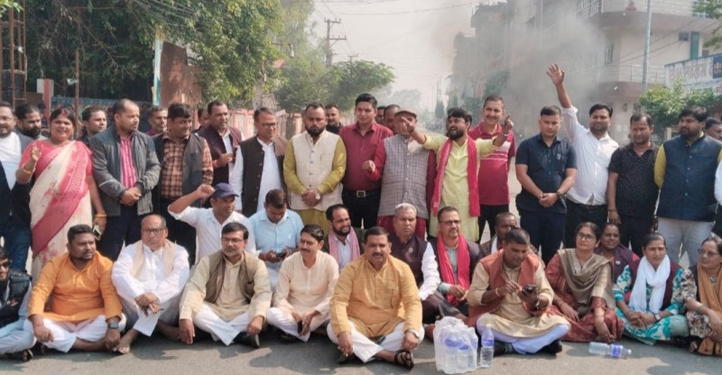 मधेश भवनअगाडि सात दलका सांसद आज पनि धर्नामा