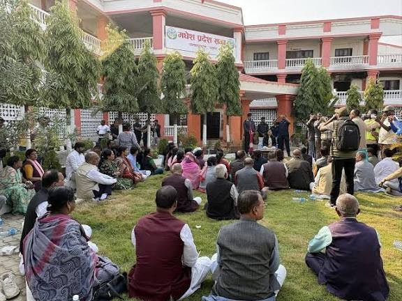 मधेशका सात दलका सांसदहरूले बसे प्रदेशसभाअघि धर्ना