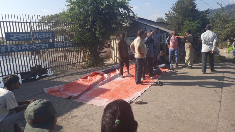 शिवम् सिमेन्टद्वारा स्थानीय सुरक्षा गार्ड निष्कासन, पुनर्वहालीको माग गर्दै उद्योगको गेटमै धर्ना