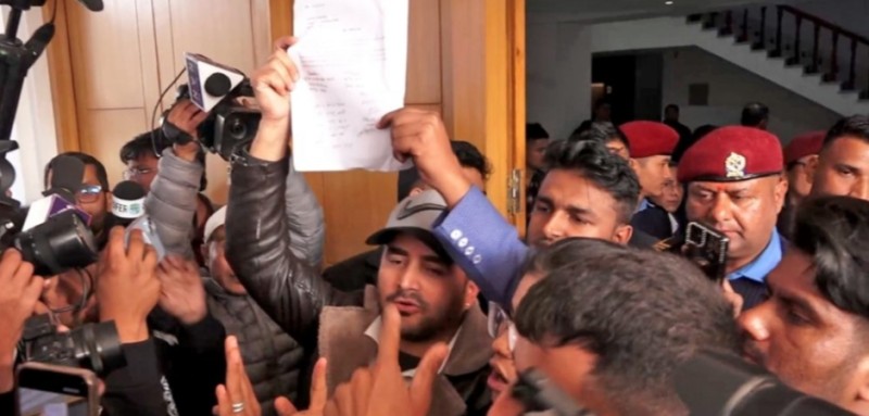 प्रधानमन्त्री कार्की जेनजीलाई नभेटी कार्यालयबाट बाहिरिएपछि लफडा