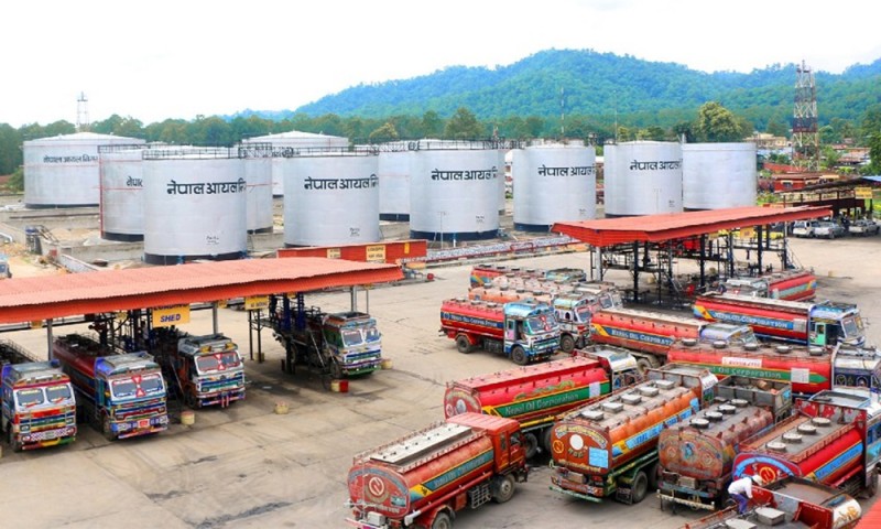 वीरगञ्जबाट ४ महिनामा ५४ अर्ब १२ करोडको पेट्रोलियम पदार्थ भित्रियो, झण्डै २३ करोड राजस्व संकलन