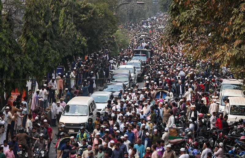 बङ्गलादेशमा विद्यार्थी नेताको अन्त्येष्टि समारोहमा हजारौंको सङ्ख्यामा समर्थक सहभागी