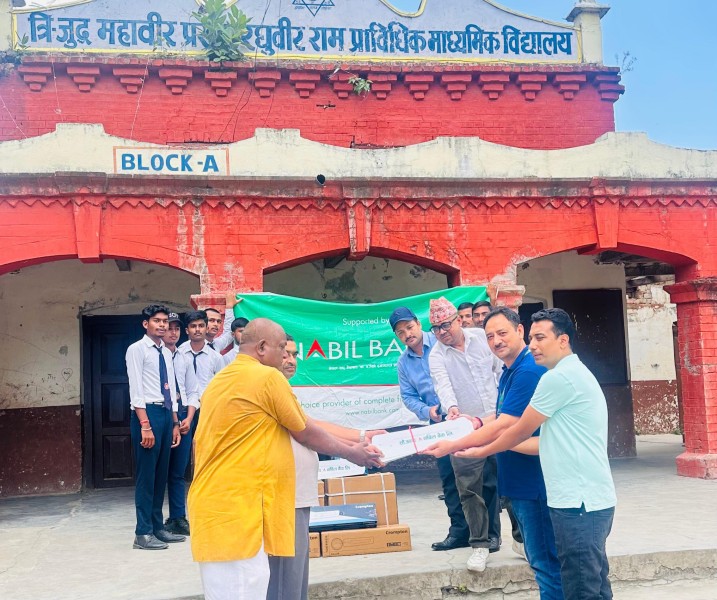 नबिल बैंकद्वारा त्रिजुद्ध महावीर प्रसाद रघुवीर राम प्राविधिक माध्यमिक विद्यालय, वीरगञ्ज–४ लाई १० थान पंखा प्रदान