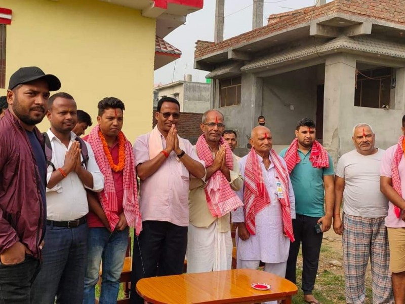 पुर्व डि.एस.पी दुवेदी सहित तिस जनाले गरे एमालेमा प्रवेश ।