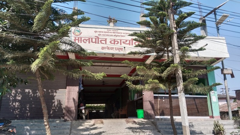 ढल्केबर मालापोतमा करार नियुक्तिको विरोध