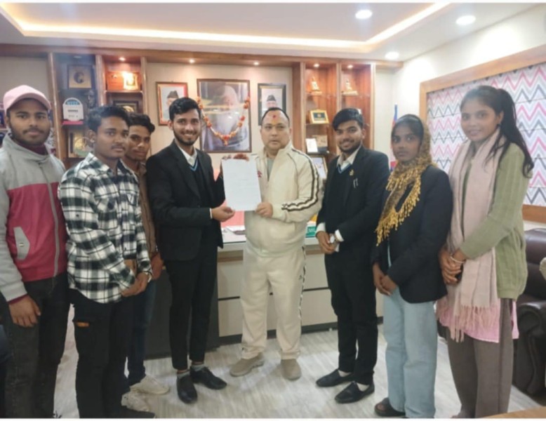 छाडा चौपायाको समस्याले स्कुल अफ ल का विद्यार्थीहरुद्वारा ज्ञापन पत्र बुझाइयो