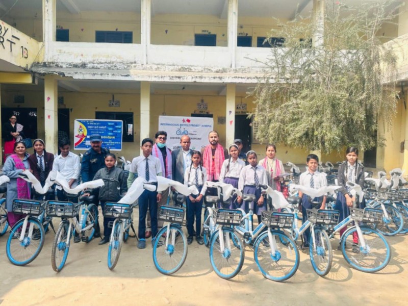 गरिब तथा जेहेन्दार विद्यार्थीहरुलाइ साइकल वितरण