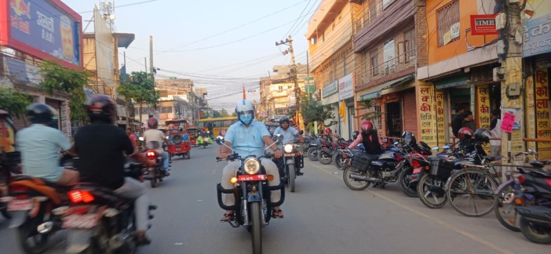 बुलेट चढेर भान्सासम्म : मुख्यमन्त्री सिँहको ‘एक्सन मोड’, होटलका भान्साघरमै भेटियो स्वच्छतामा लापरवाही