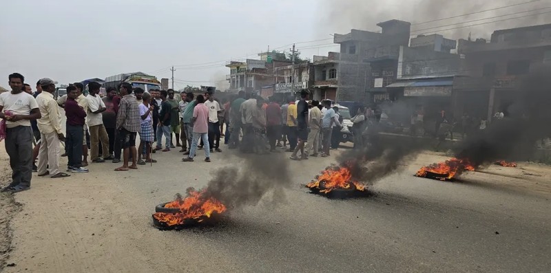 सडक निर्माणमा ढिलासुस्ती भएको भन्दै स्थानीयले गराए पूर्वपश्चिम राजमार्ग अवरुद्ध