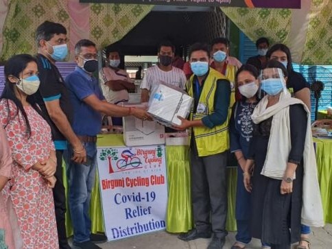 वीरगन्ज साइकलिङ क्लबद्वारा हेल्प डेस्कलाई दुई थान अक्सिजन कन्सनट्रेटर सहयोग