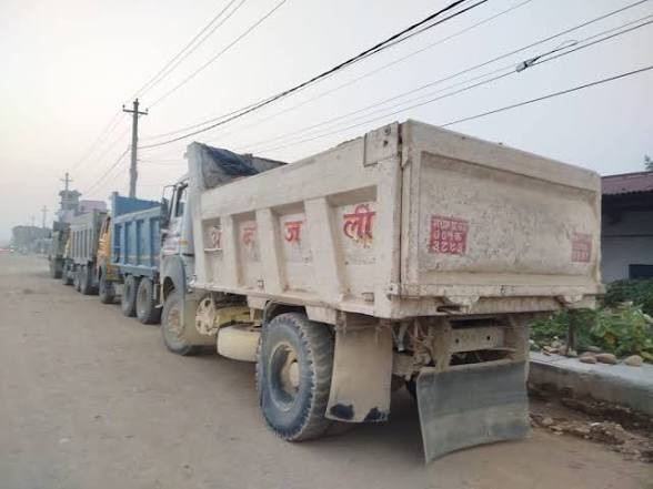 सिरहामा अवैध उत्खननमा प्रयोग भएका १० सवारी साधन नियन्त्रणमा