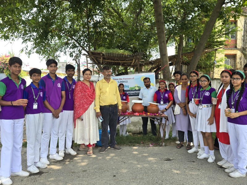 सेस्मी इन्टरनेशनल स्कुलका विद्यार्थीहरूद्वारा पैदलयात्रीहरुलाई सर्बत वितरण