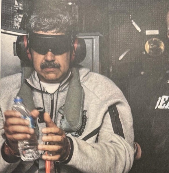 आँखामा कालोपट्टी, हातमा हतकडी लगाएर अमेरिका पुर्‍याइयो भेनेजुएलाका राष्ट्रपतिलाई