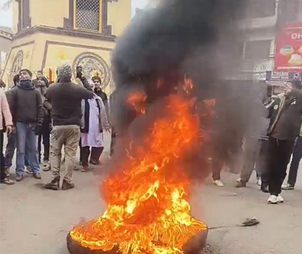 धनुषामा मस्जिद तोडफोडको विरोधमा वीरगञ्ज तनावग्रस्त, ५ राउण्ड अश्रुग्यास प्रहार