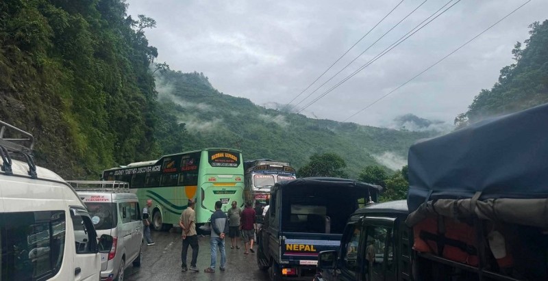 जलबिरेमा तीनवटा सवारीसाधन ठोक्किँदा २६ जना घाइते, अवरुद्ध मुग्लिङ–नारायणगढ सडक खुल्यो