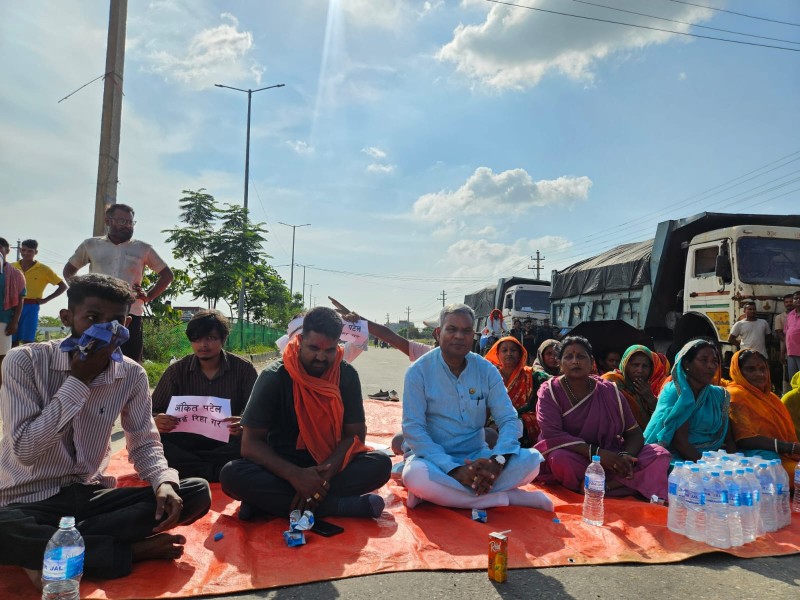 वडाध्यक्षको रिहाइको माग चर्कियो : वीरगञ्ज महानगरका सबै वडा कार्यालयको सेवा ठप्प, सडक अवरुद्ध गर्दै आन्दोलन, पूर्वमन्त्री रमेश पटेल पनि धर्नामा
