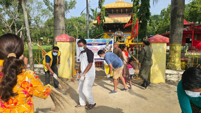 लायन्स क्लबद्वारा वीरगञ्जको पशुपतिनाथ मन्दिर परिसरमा सरसफाइ