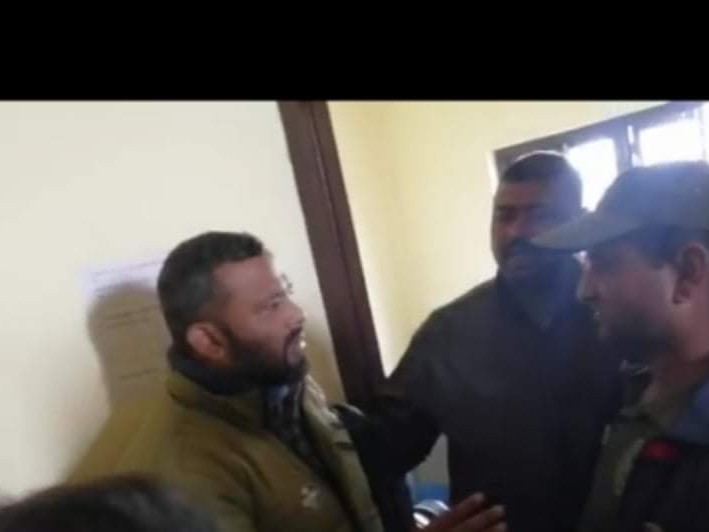 कर्मचारी समयमा नआएको भन्दै वडा कार्यलयमा युवहरूद्वारा प्रदर्सन।