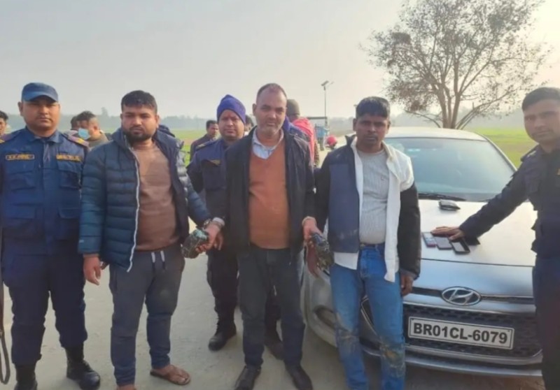 कारमा अफिम तस्करी गर्ने पर्साका ३ जना बारामा पक्राउ