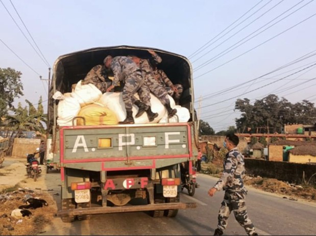 वीरगन्जको रामगढवाबाट राजस्व छली आरोपमा ठूलो परिमाणमा कपडा बरामद।