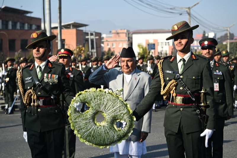 राष्ट्रपति पौडेलद्वारा पृथ्वीनारायण शाहको शालिकमा माल्यार्पण (तस्वीरसहित)