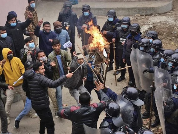 पेट्रोलियम पदार्थको मूल्यवृद्धिको विरुद्ध विद्यार्थीद्वारा प्रधानमन्त्री देउवाको पुत्लादहन|