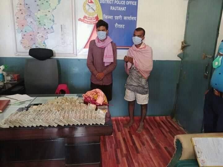 स्रोत नखुलेको ३० लाख रकमसहित २ जनालाई प्रहरीले पक्राउ।